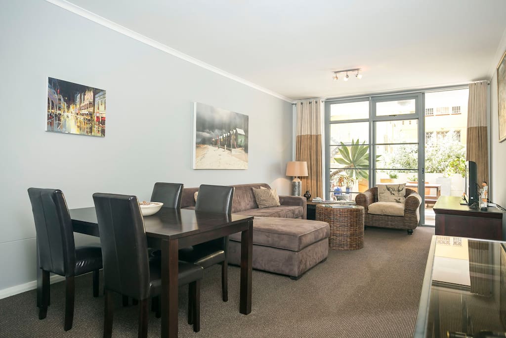 Spacious and classy Lounge / dining room.
Eat, drink and be merry. Or have a nice snooze on the couch.