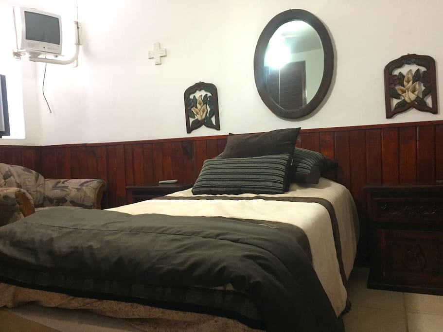 Bedroom for one person, single bed, two bureaus, single armchair and stool.
Recámara para una persona, cama individual, dos buróes, sillón individual y taburete.