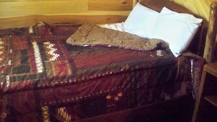 Chumba kikuu cha kulala kilicho na kitanda cha ukubwa kamili