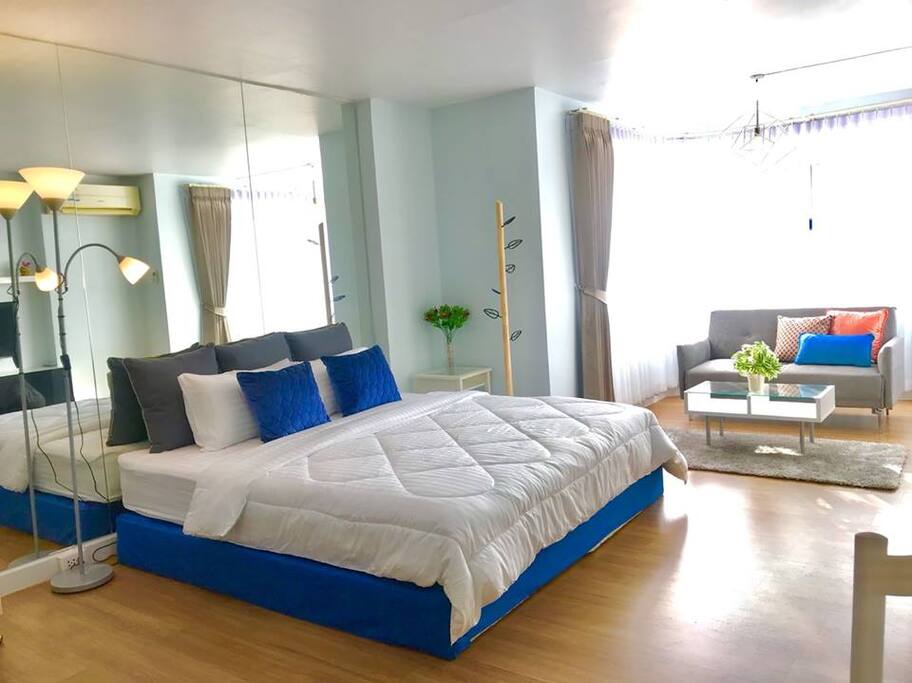 There is a very large mirror to increase the perception of space in the area.