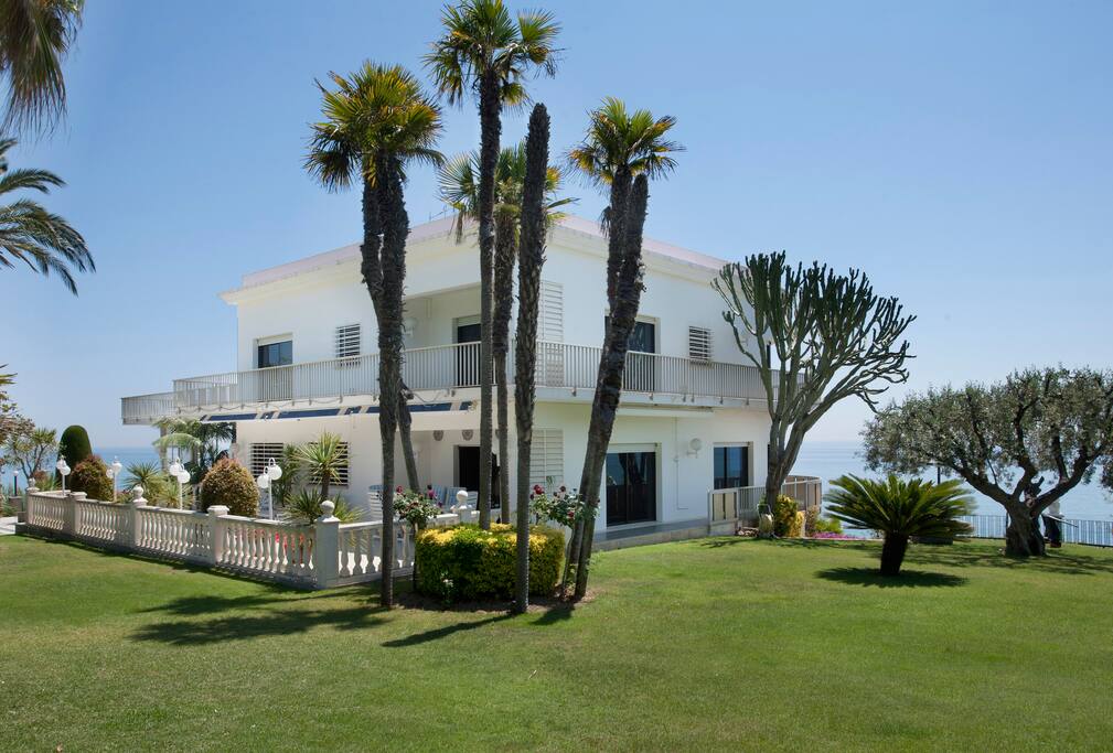 Vista exterior de la casa principal.