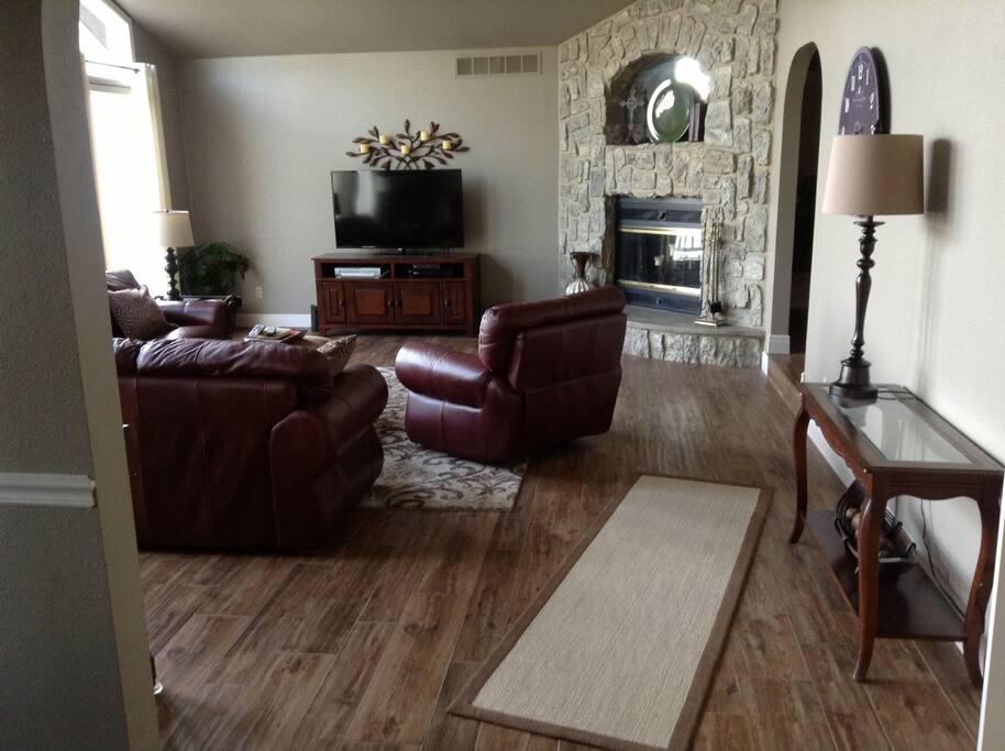 Very spacious great room with a great view of the lake