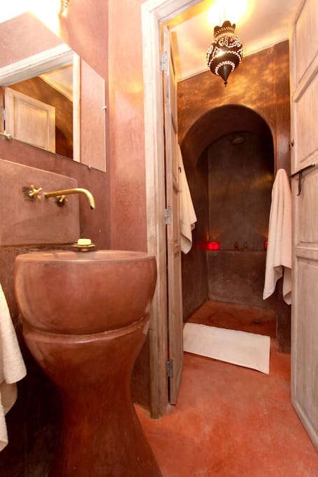 Tadelakt bathroom with shower in 1001 Nights room