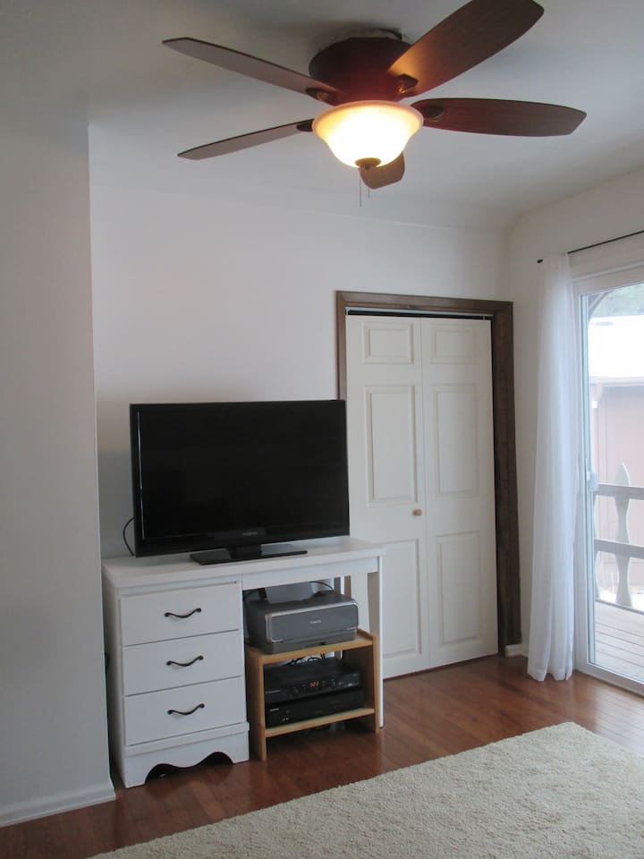 Kjo është hapësira e zyrës për të bërë joga, për të parë televizor kabllor ose filma.  Ka dyer xhami rrëshqitëse me drejtim nga perëndimi.  Ka një ventilator tavani dhe një divan me madhësi dopio "queen".