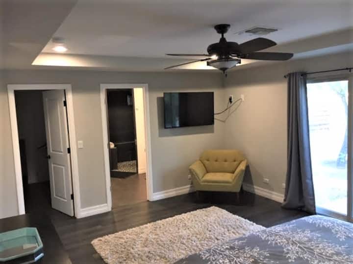 主卧-加大双人床和电视，以及通往后院的独立门