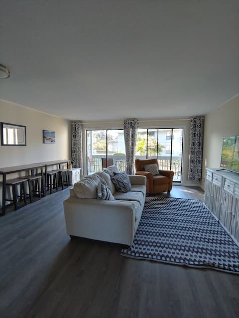 Quiet, 2-bd 2-ba condo, 5 minute walk to bay views