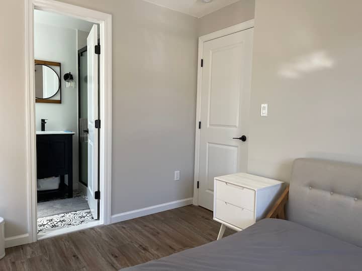 ห้อง 4 - เตียงควีนไซส์พร้อมฝักบัว