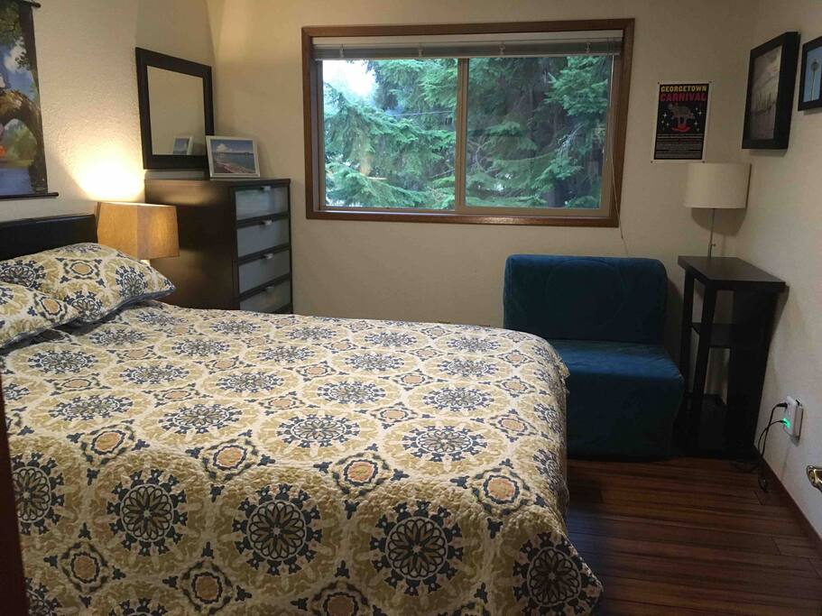Twin futon next to queen bed (please request when you book to ensure it is ready to go as a bed)