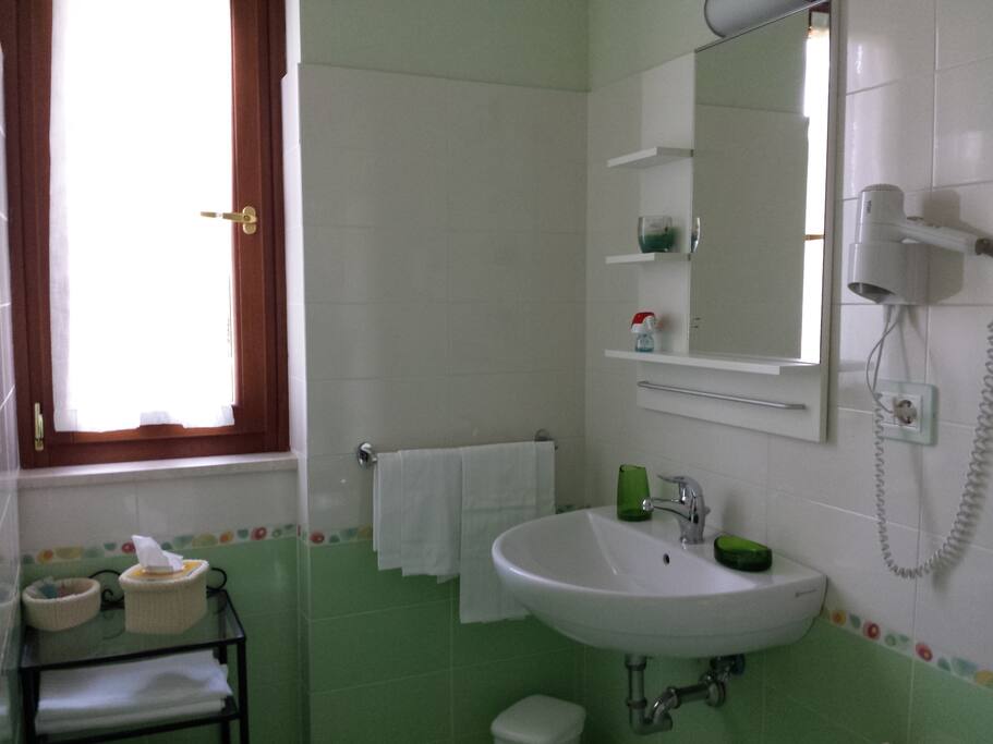 Il bagno è ampio e dotato di finestra!!!