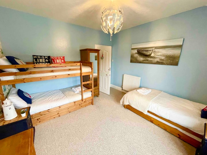 De vierpersoonskamer. Perfect voor 4 met veel ruimte. 2 eenpersoonsbedden plus stapelbedden, kledingkast, grote ladekast en een tv aangesloten op Disney + en Netflix.
Vaak gebruikt als de kinderkamer, maar ook prima geschikt voor 4 grotere personen .