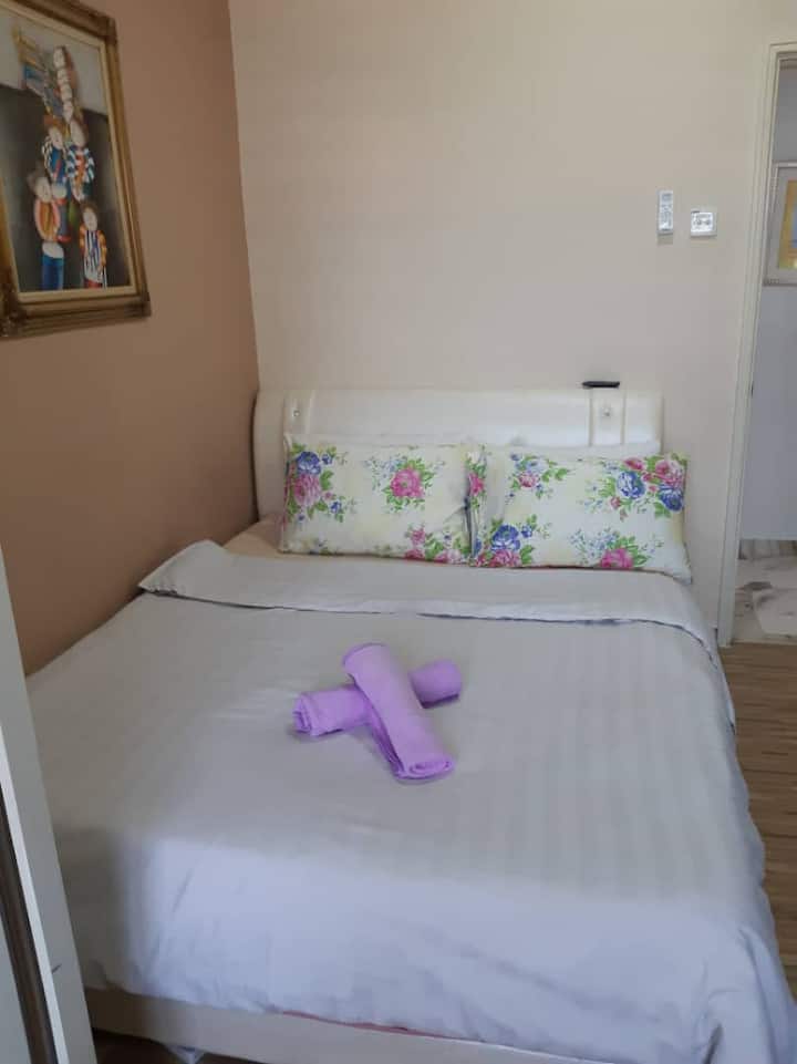 Cama tamaño queen en la segunda habitación.