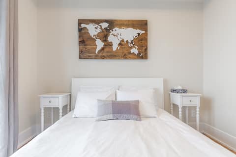 Bright Welcoming Condominium Close to CN Tower