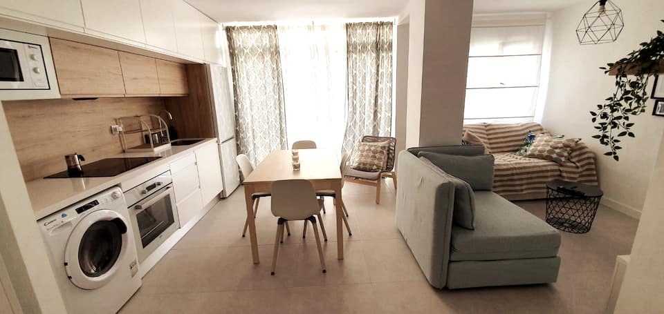 Cozy Apartment, Central AC, 2min from Beach — photo 1
