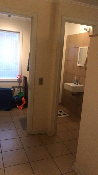 Entrada de la casa y Baño de Visitas.