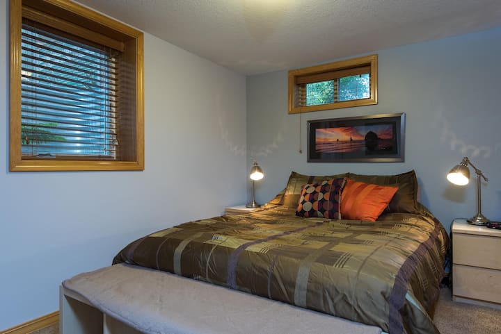 两个房间的标准双人床为每个人提供了充足的空间。