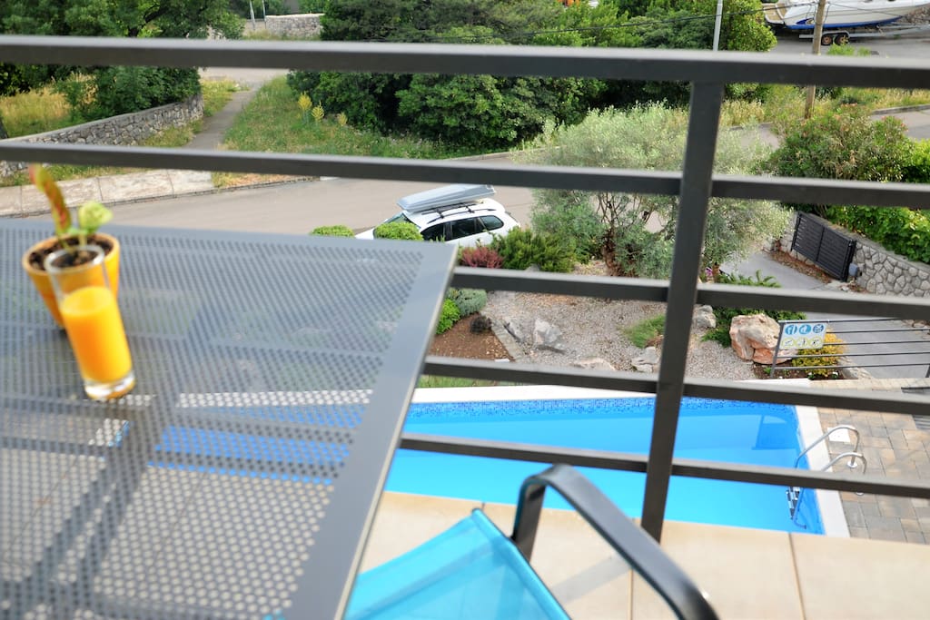 Balcony & pool