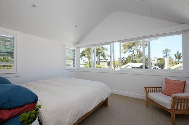 Bright Cheerful 5 Bedroom Villa with Pool gallery image 4