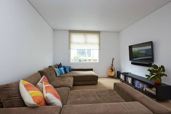 Bright Cheerful 5 Bedroom Villa with Pool gallery image 5