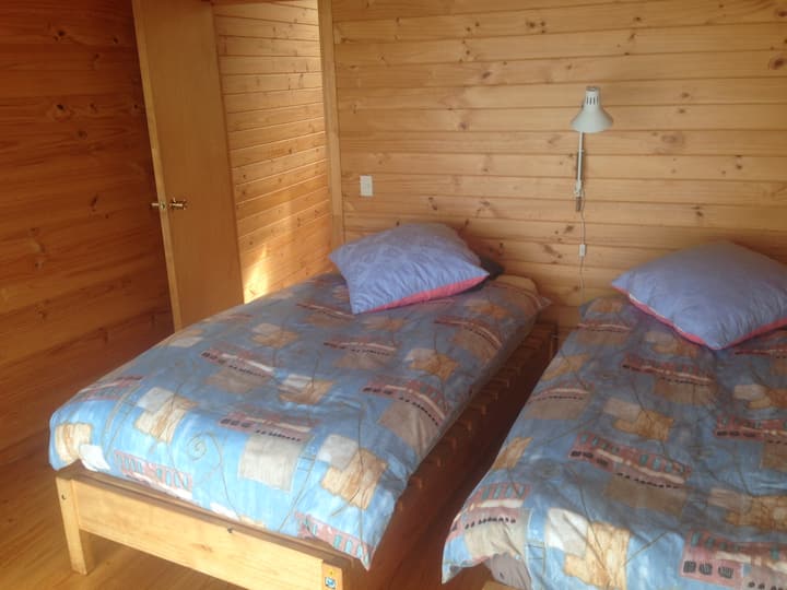 חדר עם 2 מיטות קטנות