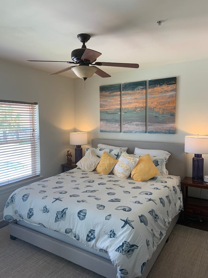 带阳台的主卧室、带洗衣机和烘干机的套房卫生间以及加大双人床。