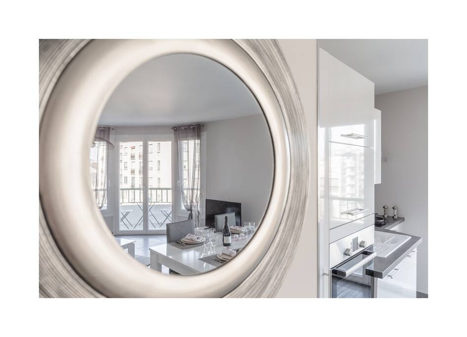 Salon avec balcon vue montagne