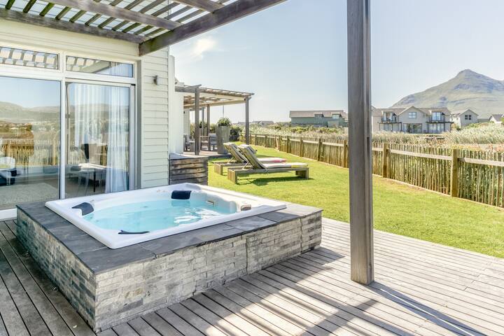 Luxury, Lakeside Villa with Private Pool and Jetty gallery image 4