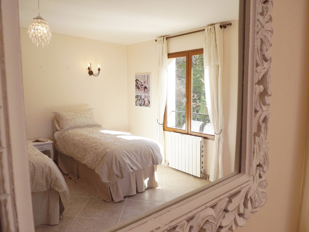 Bedroom 2, twin room