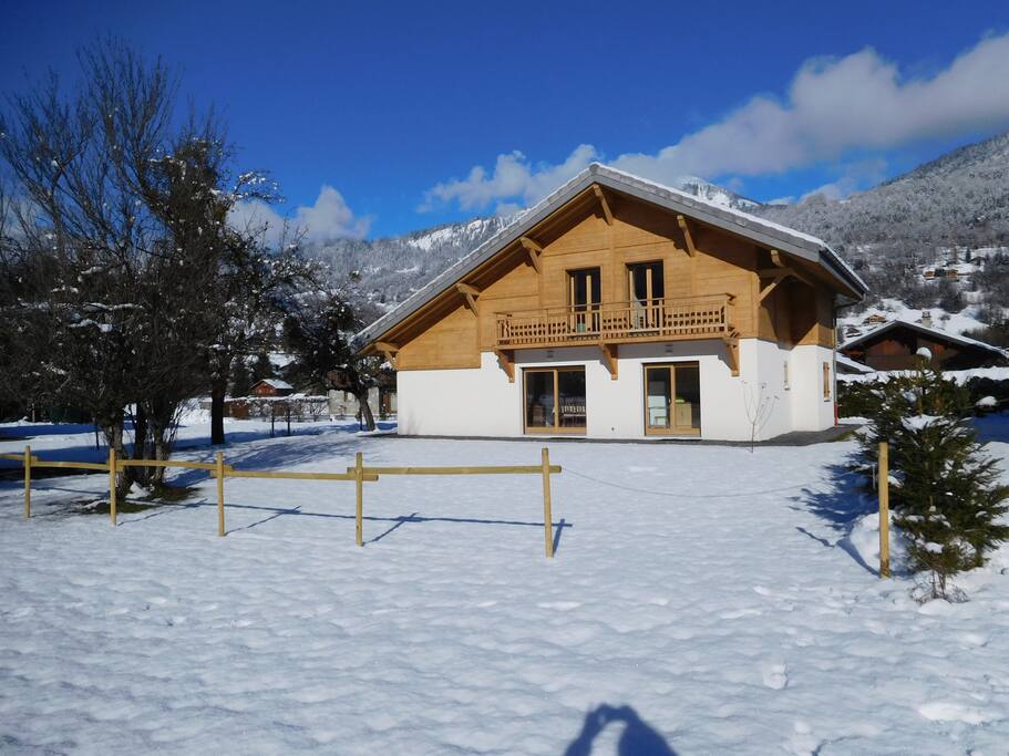Grand espace libre devant le chalet