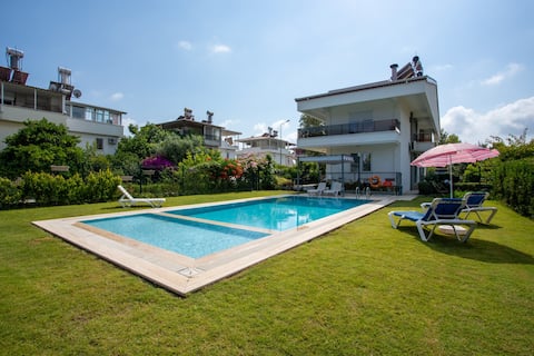 AMADO - Duplex 3 Bed with Pool View and 2 Showers!