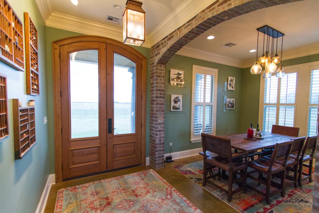 Inviting foyer and dining room