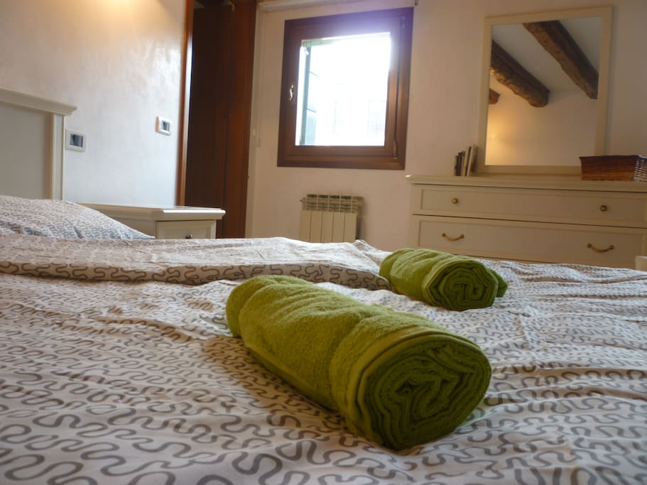 La camera da letto é perfetta per due persone, luminosa e silenziosa al punto giusto.