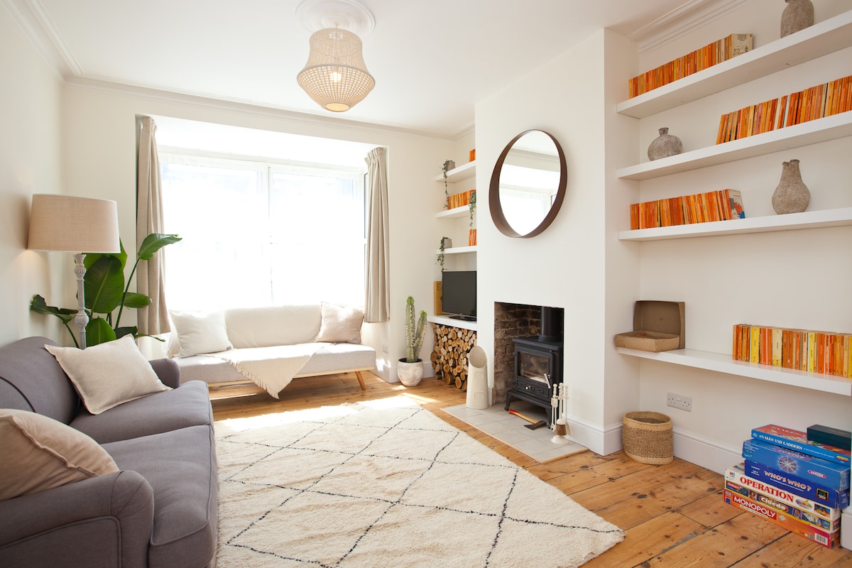 טרקלין עם נטפליקס, משחקי קופסה וחומר להבערת עצים