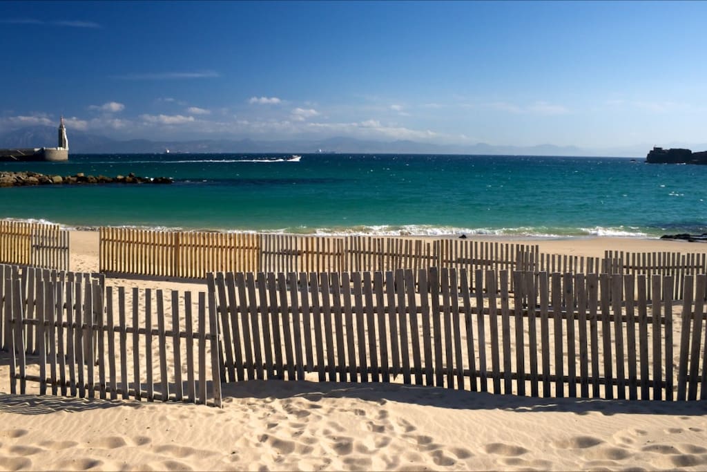 Playa de los Lances con kilómetros de arena.