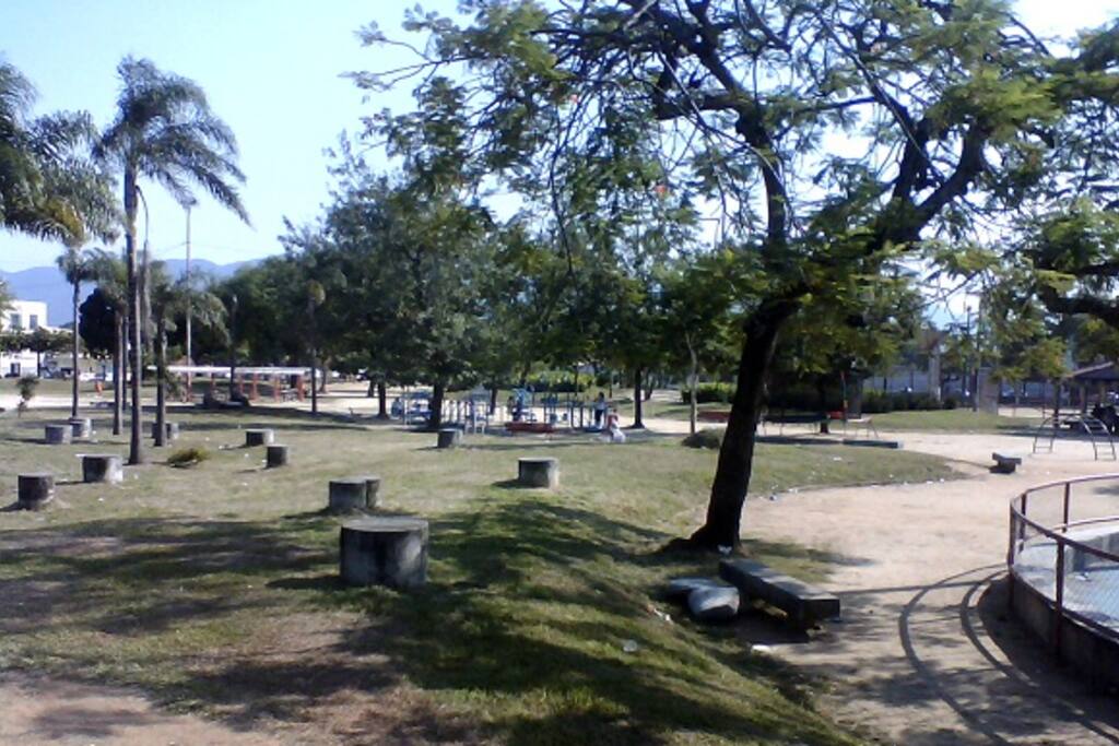 Praça Pública (100 metros)