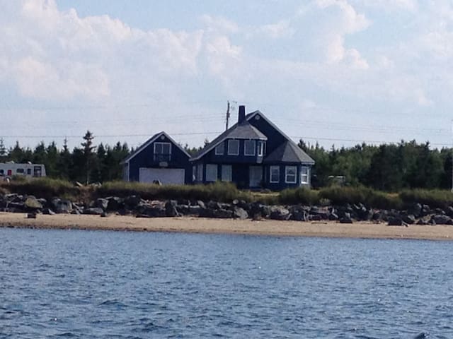 Chalet au bord de la mer/Cottage by the sea