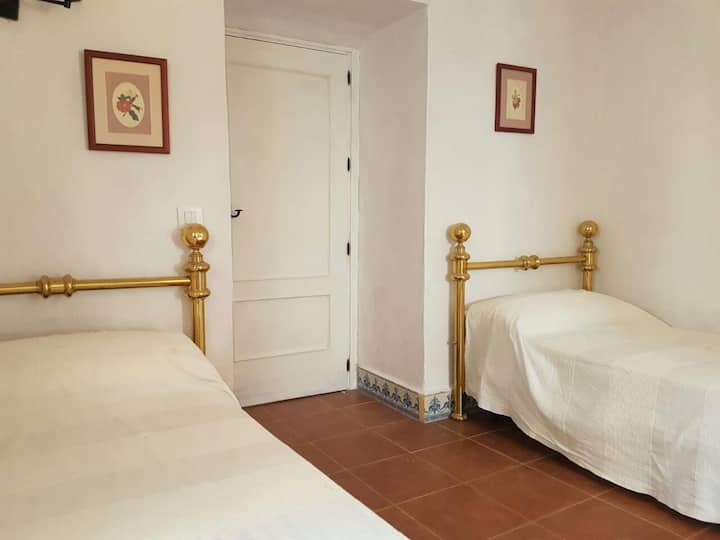 Chumba kwa ajili ya 2, dirisha lake linaangalia ua. Lazima uipitie ili kufikia chumba cha watu wawili