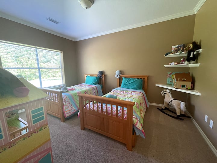 ¡Paraíso infantil! ¡4 camas individuales (nido) y juguetes/juegos para 3 meses y 15 años!