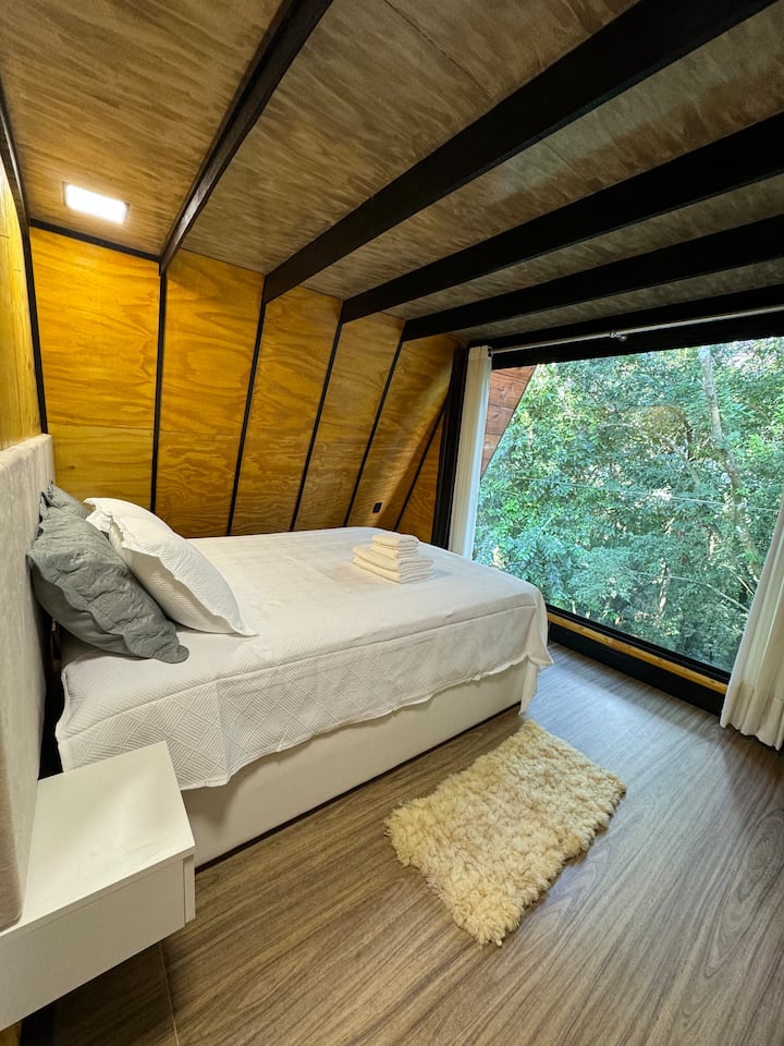 Chumba cha kulala kilicho na kitanda 