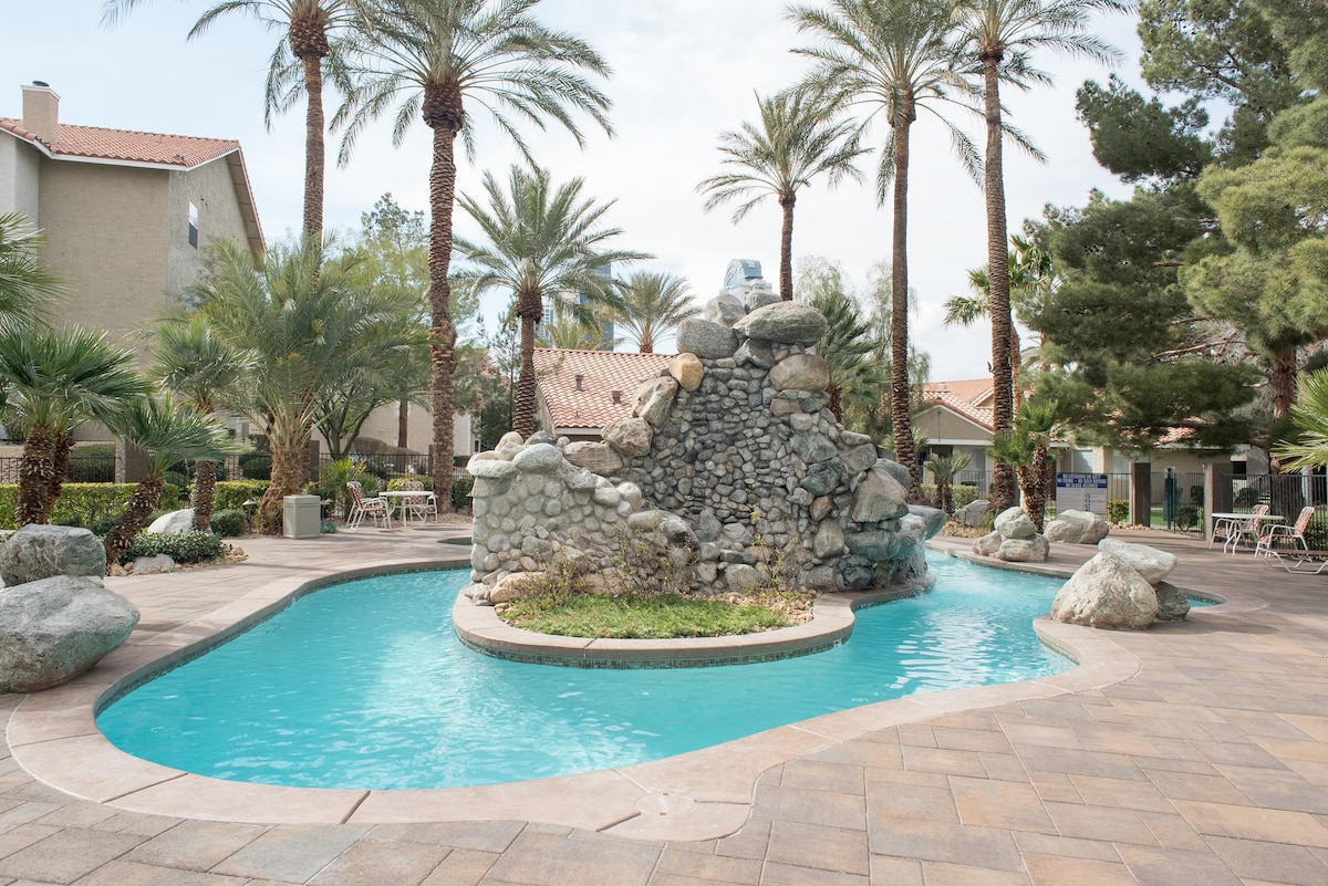 Beautiful 2BR/2BA, Gym & Pool, Room w/ Strip view