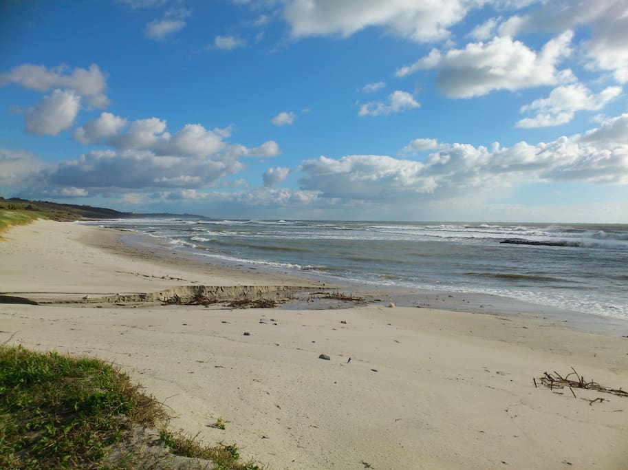 la plage de sable fin, à 800m.