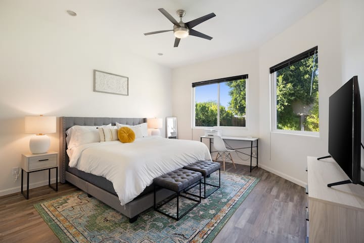 Glavna spavaća soba ima spojenu kupaonicu, ugradbeni ormar i luksuznu posteljinu za spavanje. 