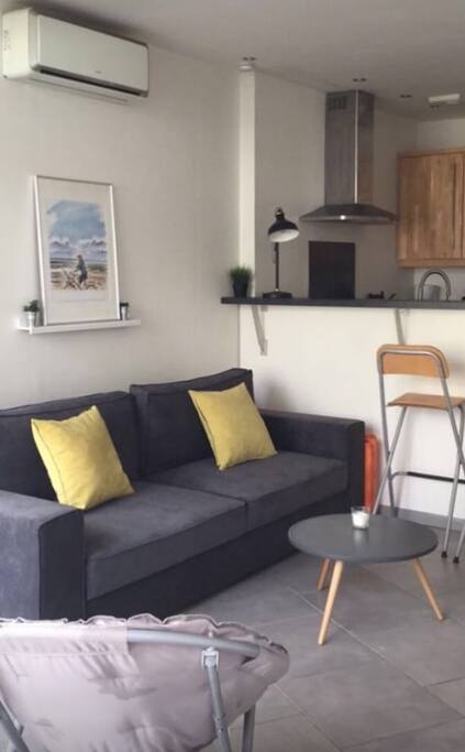 salon moderne très éclairé par une baie vitrée