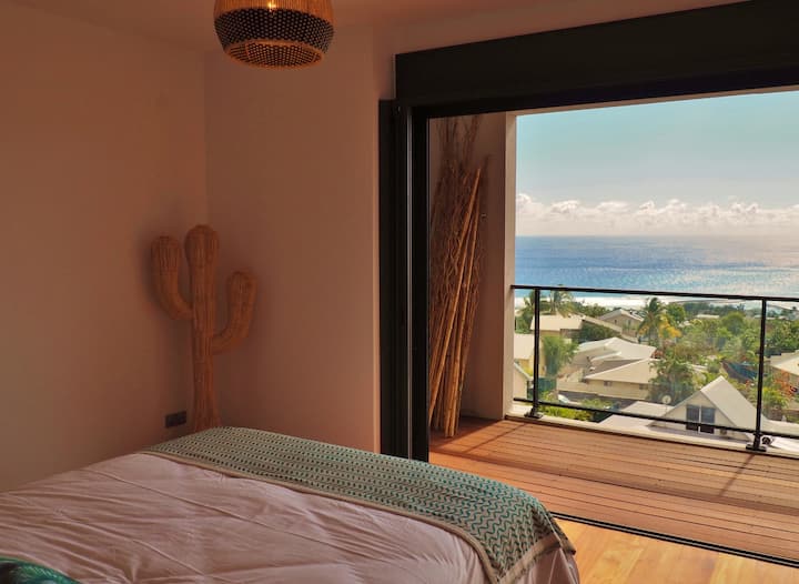 Климатизирана спалня 4 на горния етаж с изглед към океана