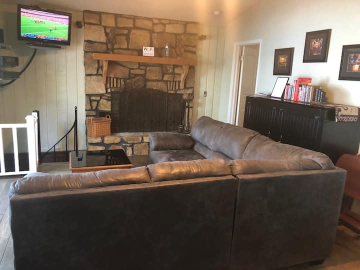 Sala de estar El gabinete negro se convierte en una cama de tamaño completo