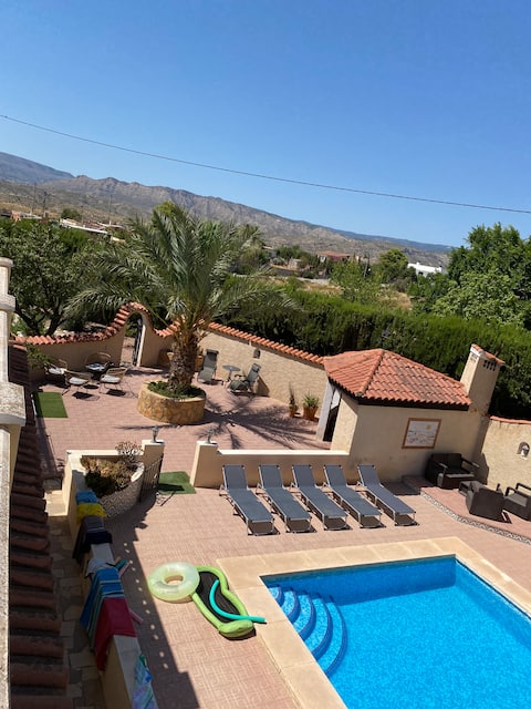Large family house, 30 min from Alicante