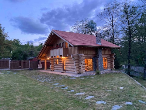 Log house, Petrosani, near Parâng mountains