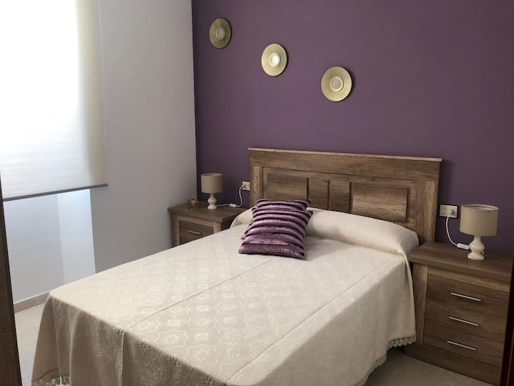 Kamer 02. Tweepersoonsbed en kast.