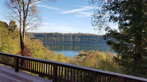 King bed, hot tub & jacuzzi. No hidden fees!