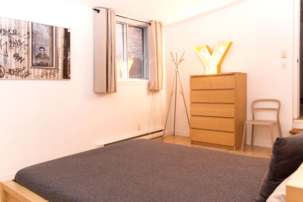 Commode et vue sur jardin