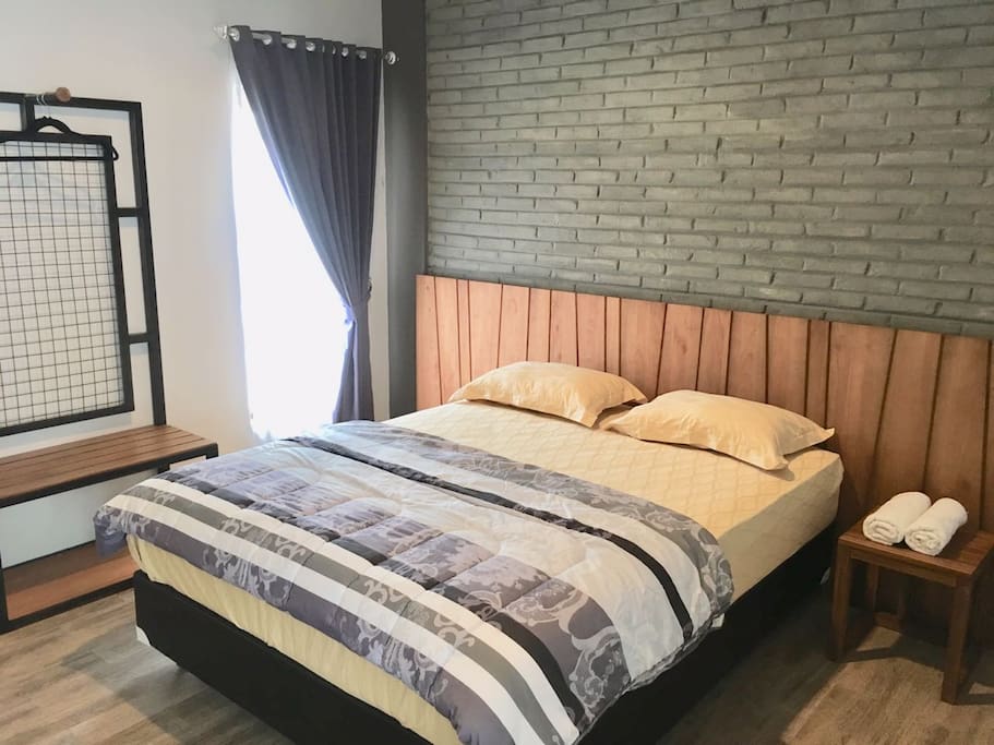 queen bed for 2 people
